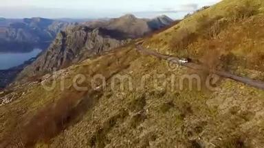 无人机视频-汽车在山路上行驶，国家公园Lovchen